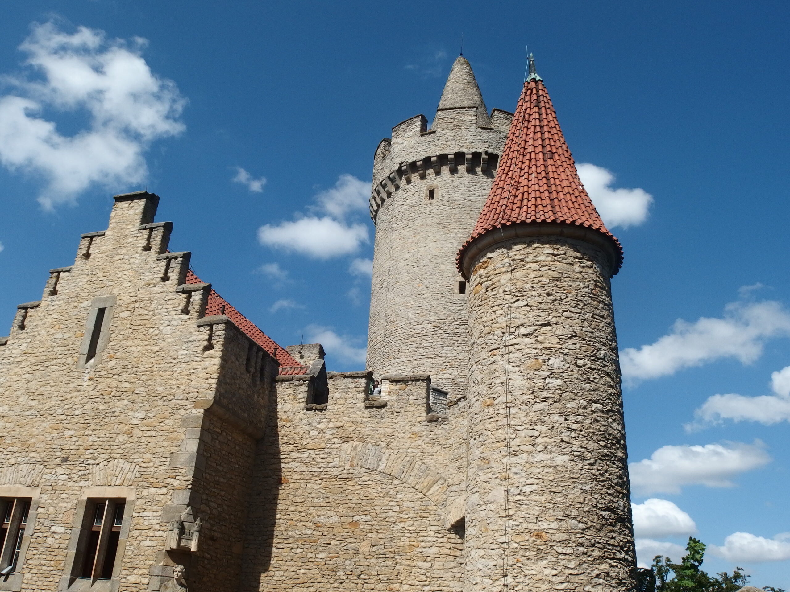Hrad Kokořín uprostřed lesů