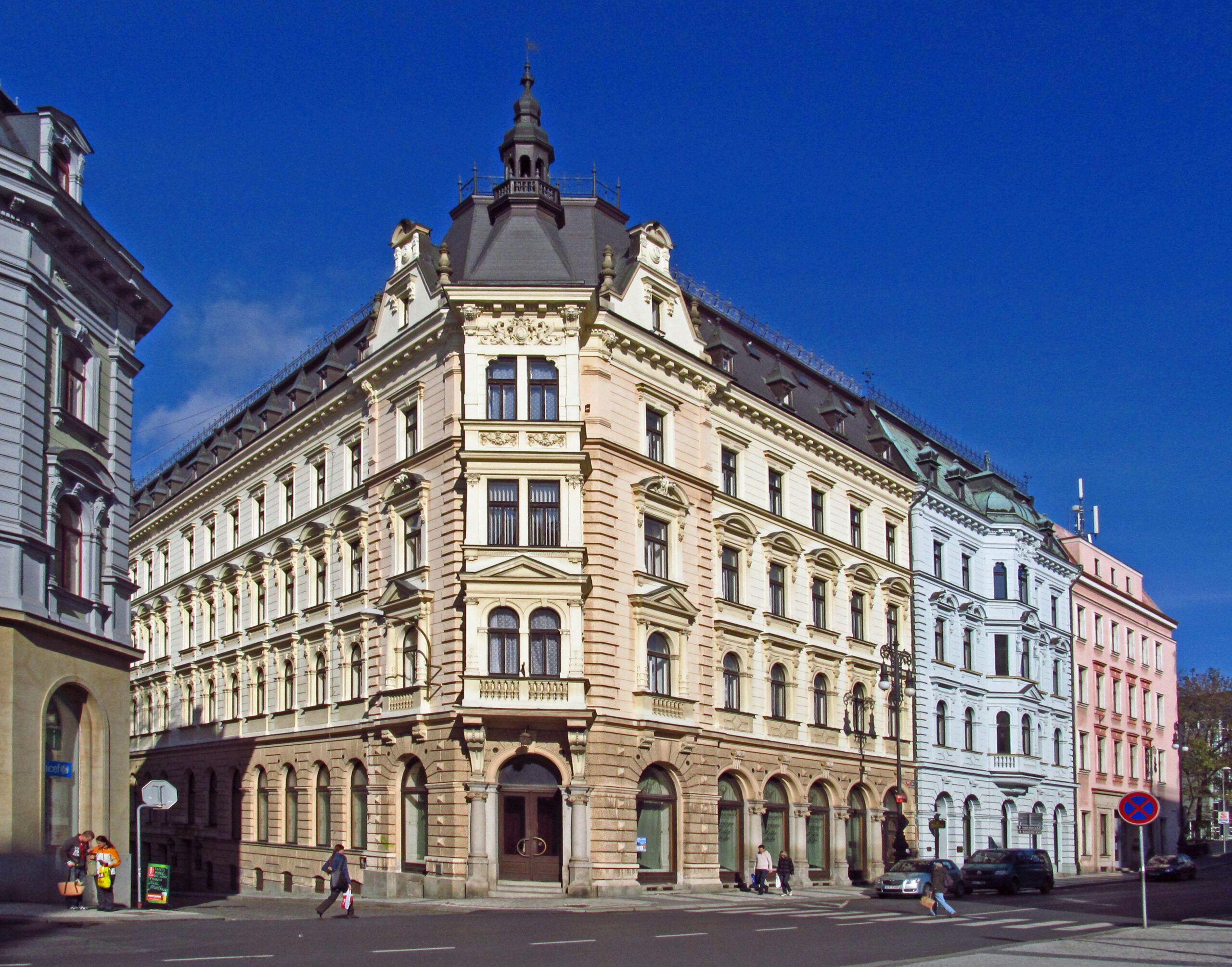 Historický interiér slavné Kavárny Pošta v Liberci