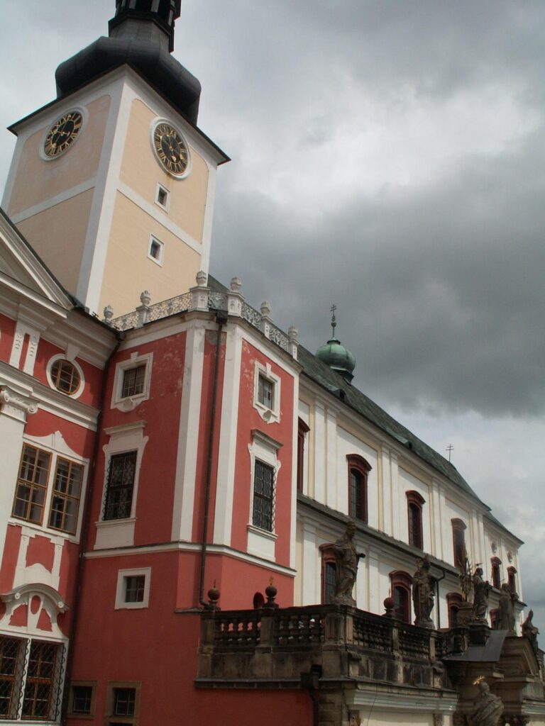 Benediktinský klášter v Broumově při západu slunce