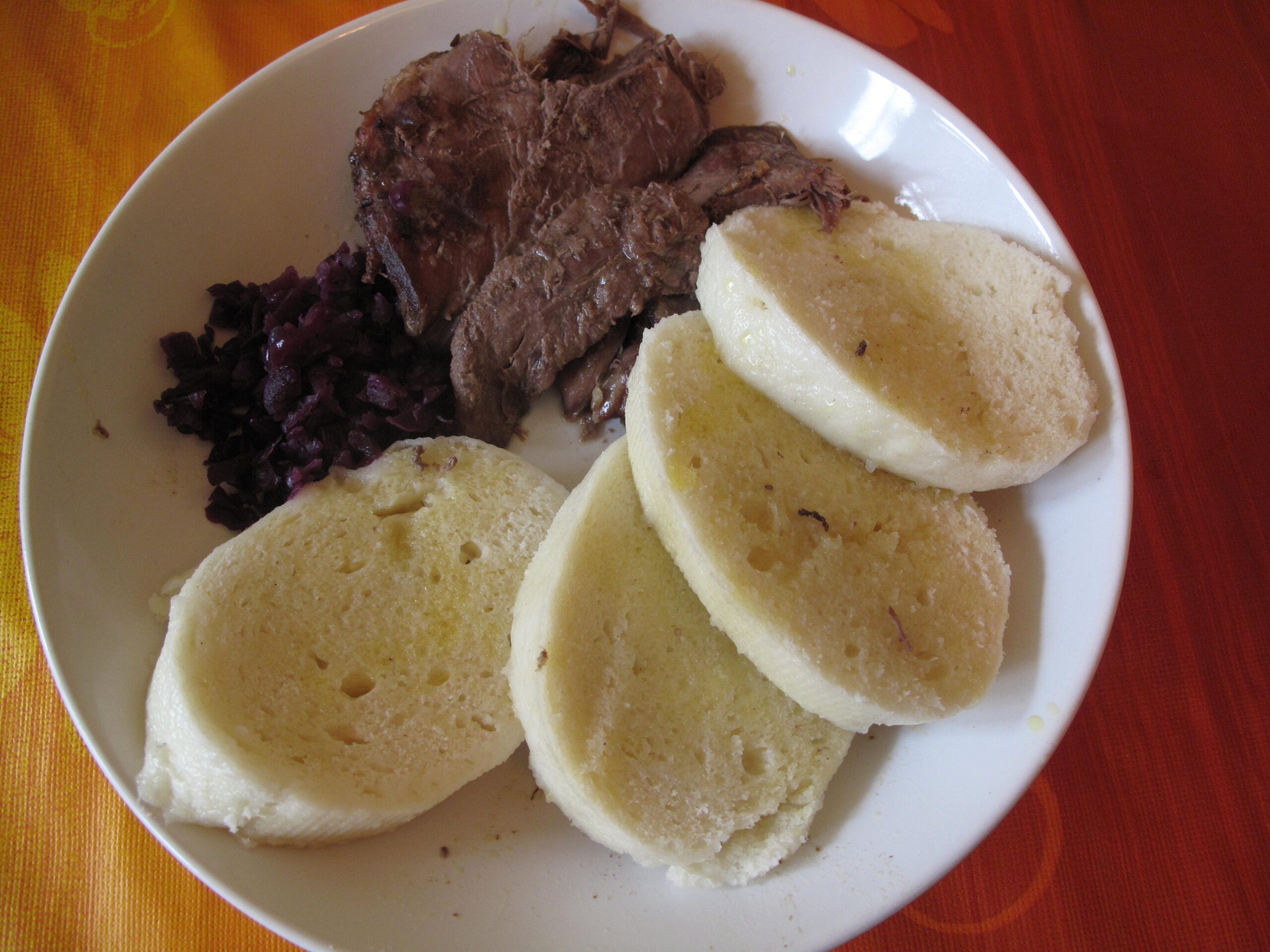 Pečená kachna v restauraci na Kokořínsku