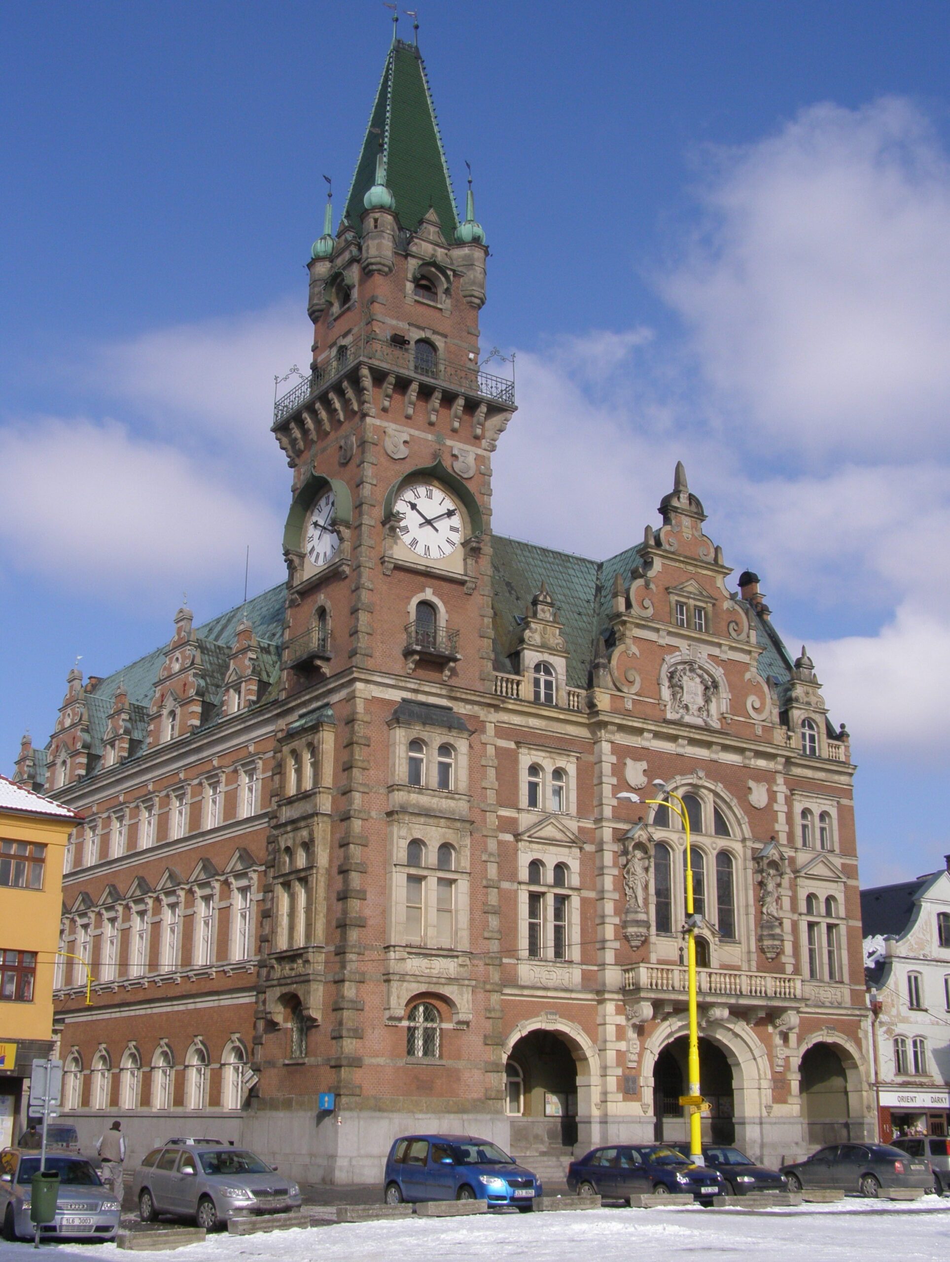 Historická radnice v Liberci s moderními prvky města 2026