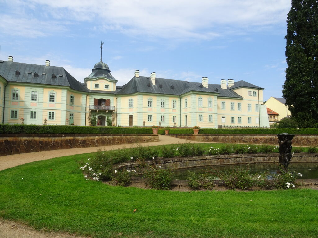 Barokní zámek Manětín a jeho historická fasáda v létě