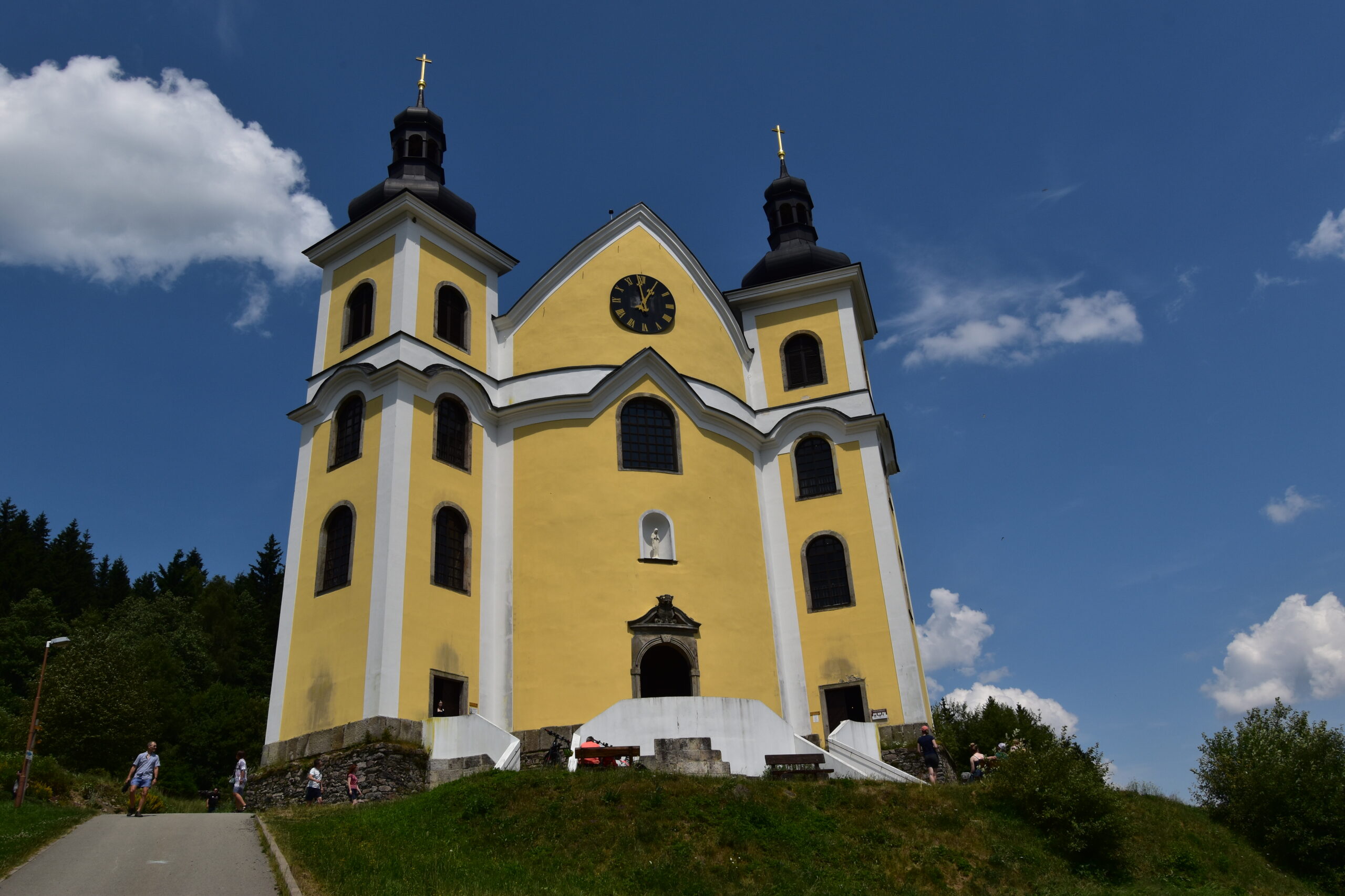 Kostel v Neratově s prosklenou střechou