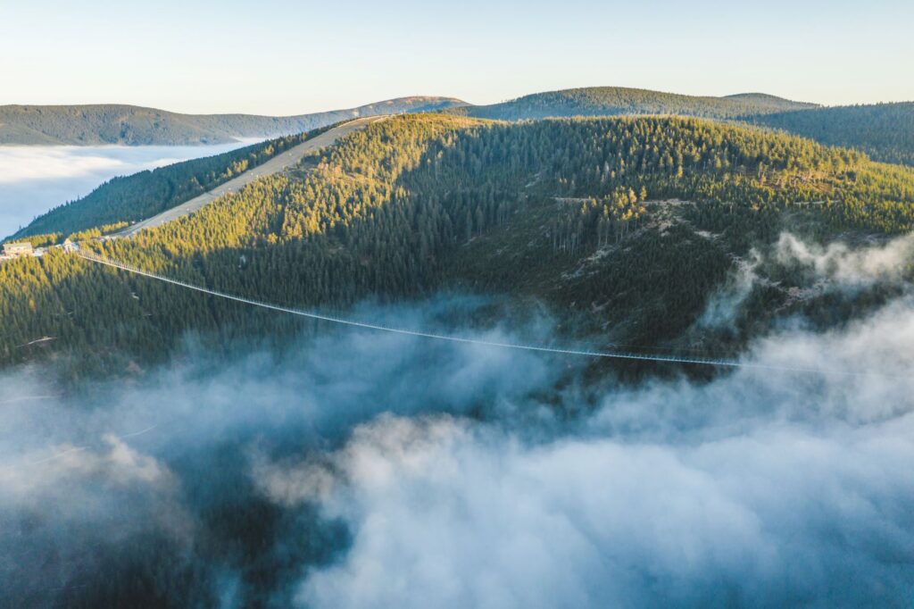 Pohled na visutý most Sky Bridge 721 v Dolní Moravě v horách