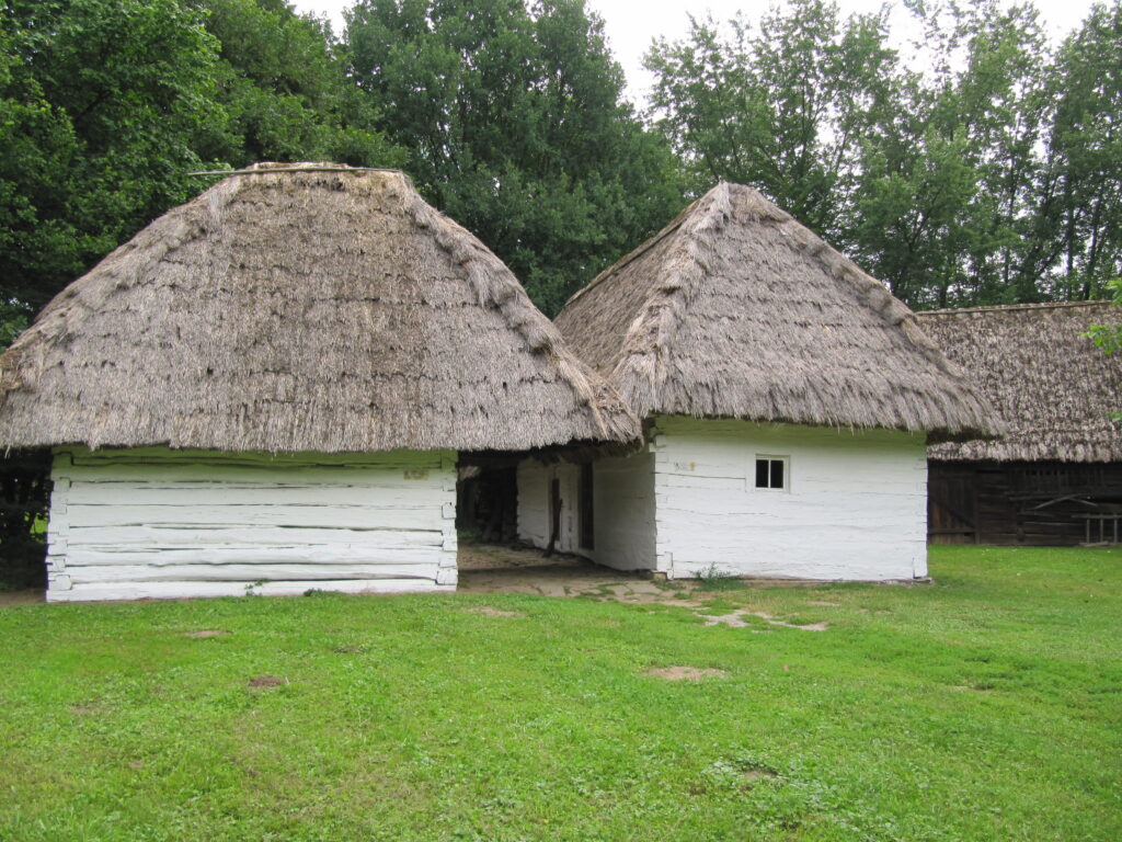 Historické lidové stavby ve skanzenu Strážnice za jarního slunce