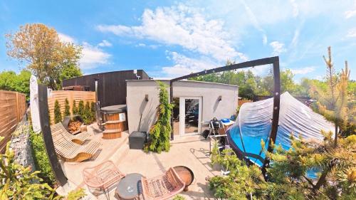 Garden Residence - The Garage
