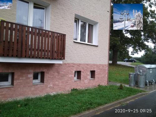 Plně vybavený 2+1byt s balkonem a kójí pro kola a lyže.