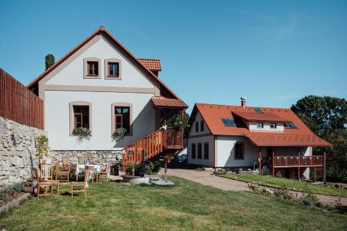 U nás ve Lhotě - nově i horký sud s jacuzzi