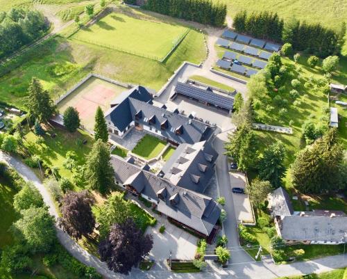 Wellness Hotel Holzberg - krytý relaxační bazén, dětský bazén, whirlpool, sauna, restaurace, bowling, venkovní hřiště, herna, pingpong, billiard