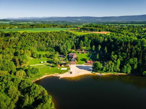 Złoty Potok Resort OFERTA LATO 2026 Domki nad Jeziorem Złotnickim Prywatna Plaża Camping Pokoje tuż przy Lesie oraz Restauracja