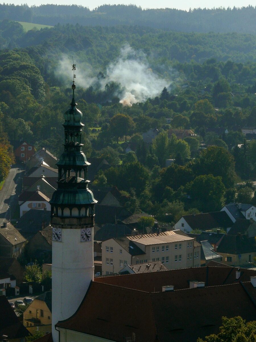 Chodský hrad v Domažlicích s válcovou věží a expozicemi Muzea Chodska