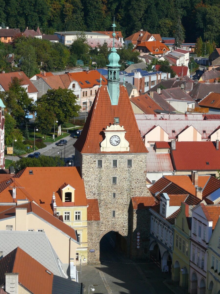 Gotická Dolní městská brána v Domažlicích, historický vstup do Chodska