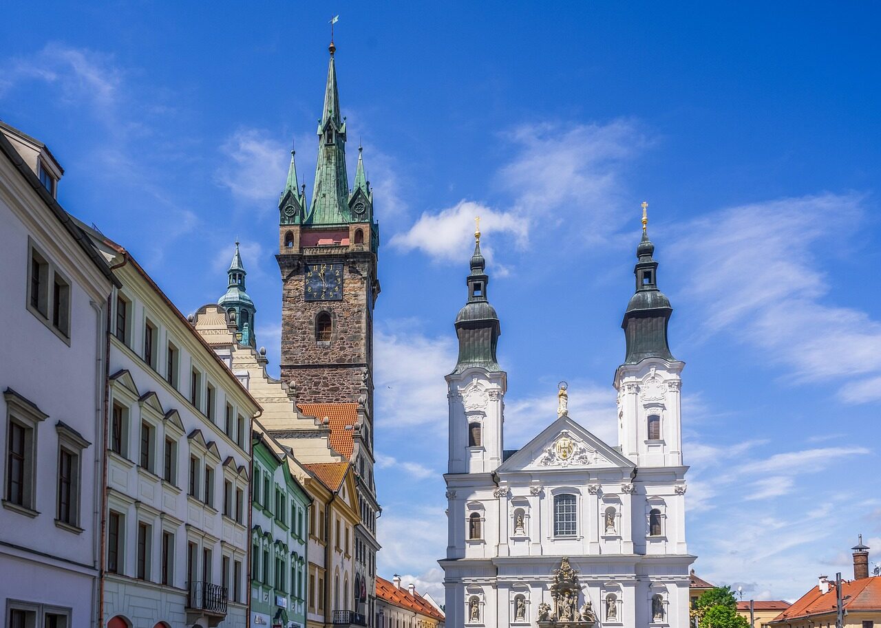 Pohled na město Klatovy s historickými věžemi a měšťanskými domy