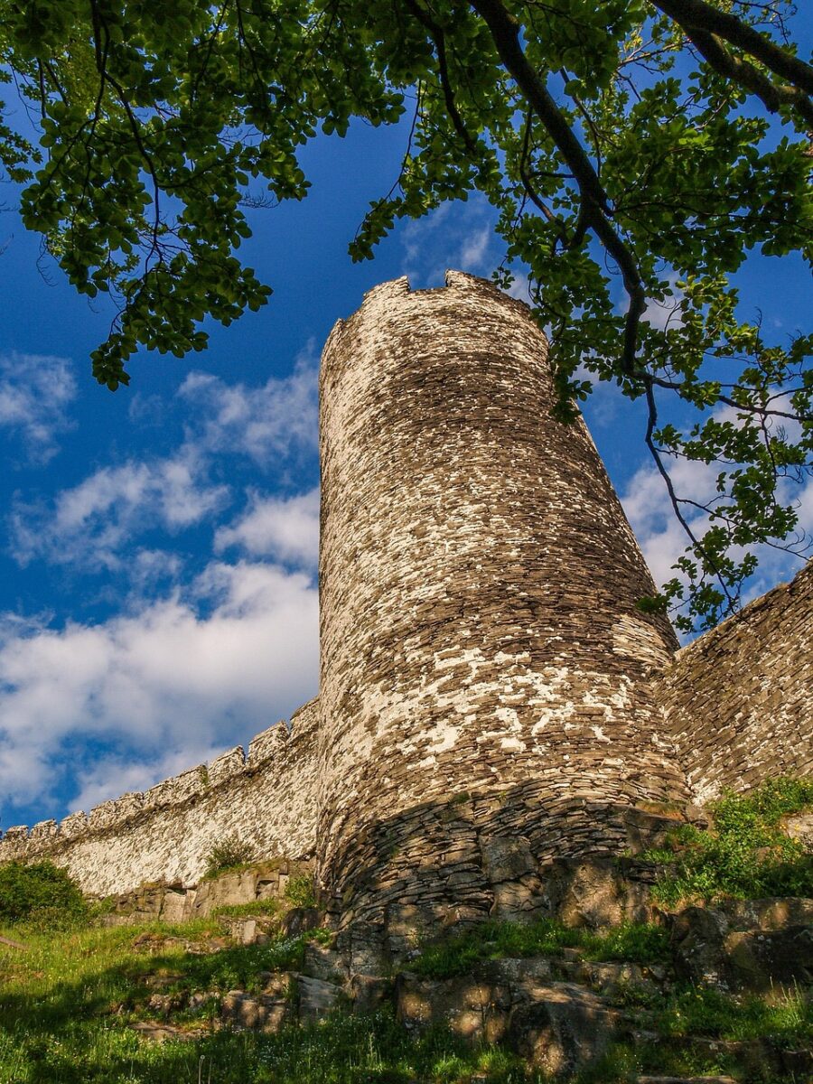 Gotický hrad Bezděz na kopci nad krajinou Máchova jezera