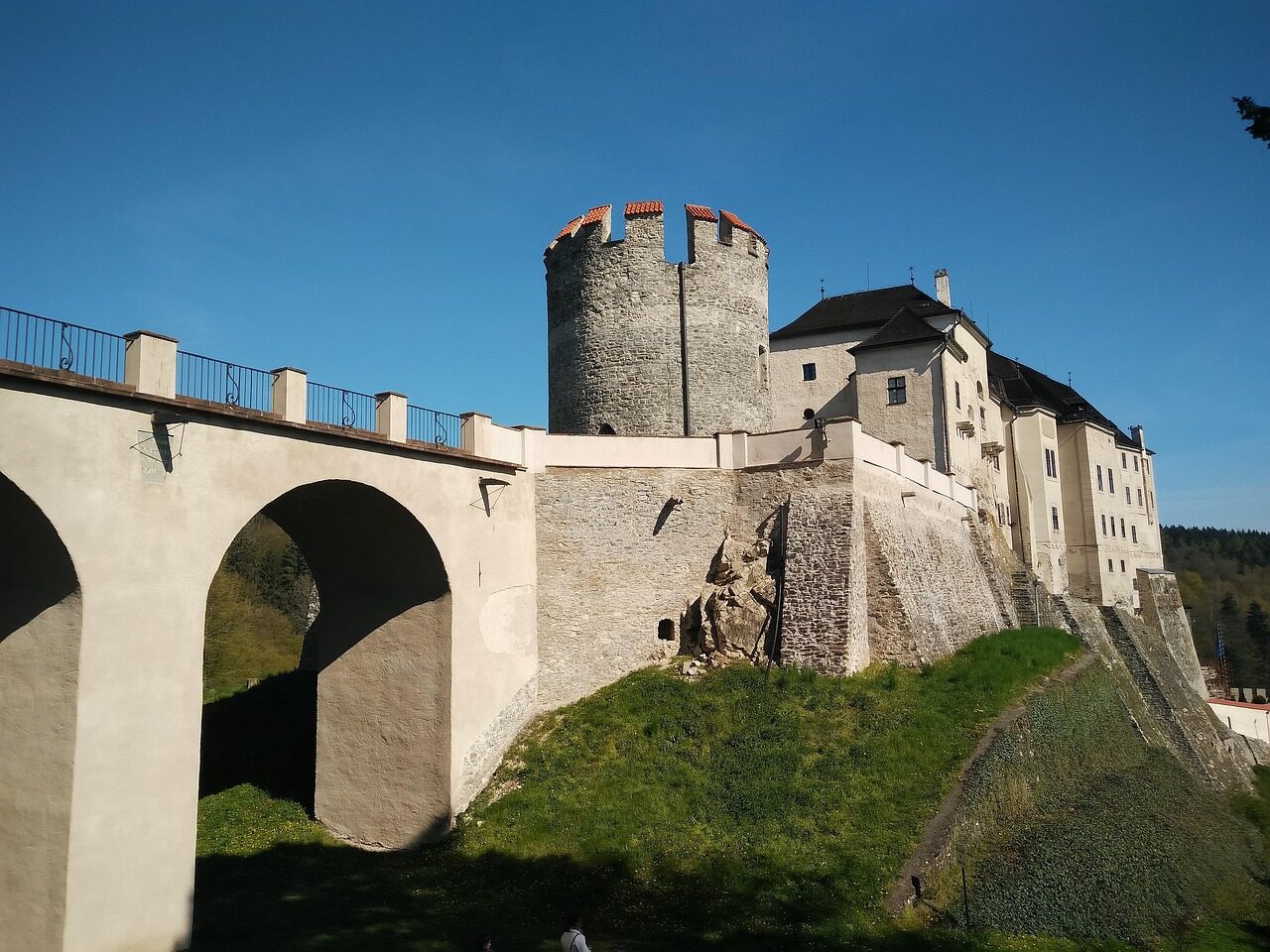 Středověký hrad Český Šternberk tyčící se na skalním ostrohu nad řekou Sázavou