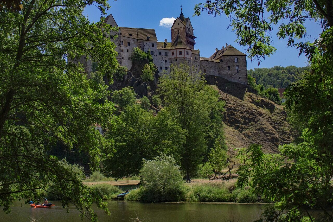 Gotický hrad Loket tyčící se na skalním ostrohu nad meandrem řeky Ohře
