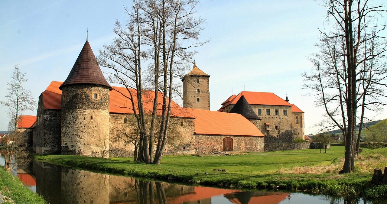 Kamenné hradby a válcové bašty vodního hradu Švihov v Pošumaví