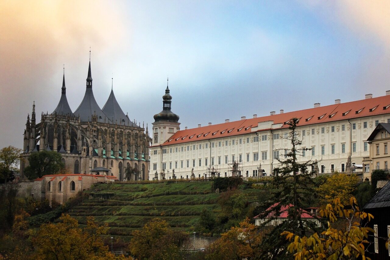 Barokní Jezuitská kolej v Kutné Hoře s terasou lemovanou sochami světců