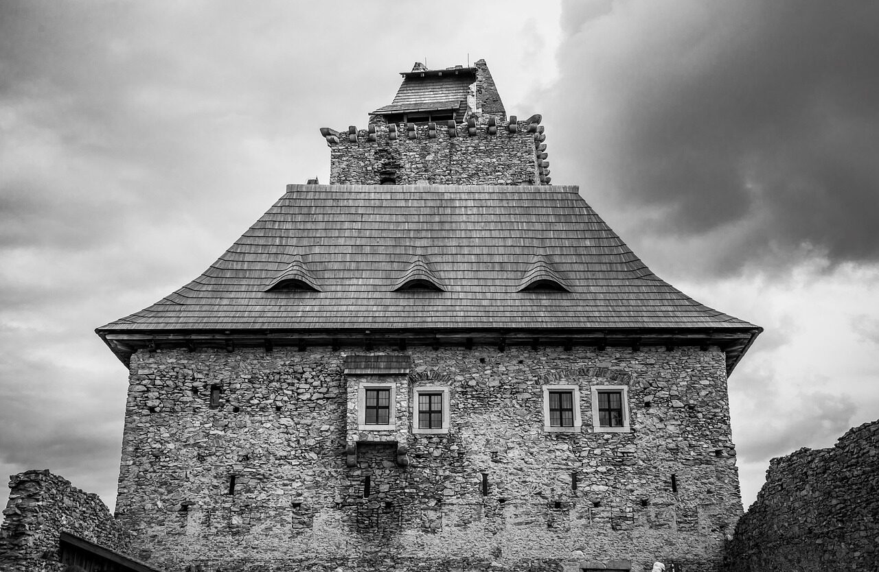 Královský hrad Kašperk v hlubokých šumavských lesích Královský hrad Kašperk v hlubokých šumavských lesích