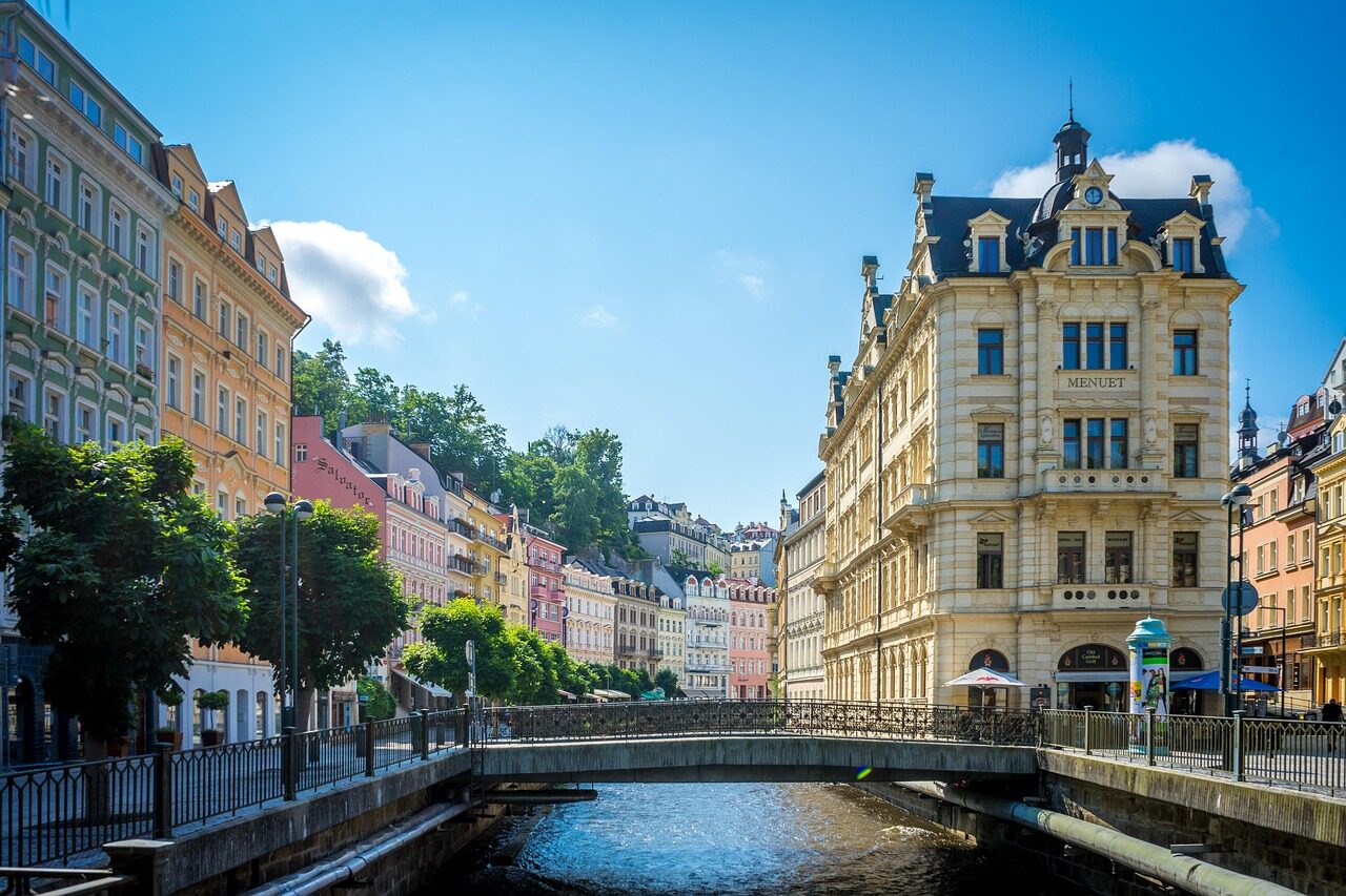 Historické lázeňské vily a mosty přes Teplou v Karlových Varech
