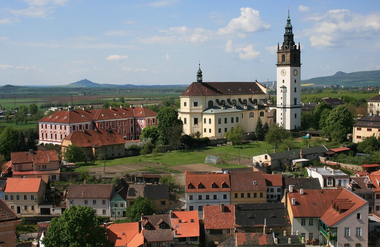 Barokní katedrála svatého Štěpána a věž na Dómském pahorku v Litoměřicích