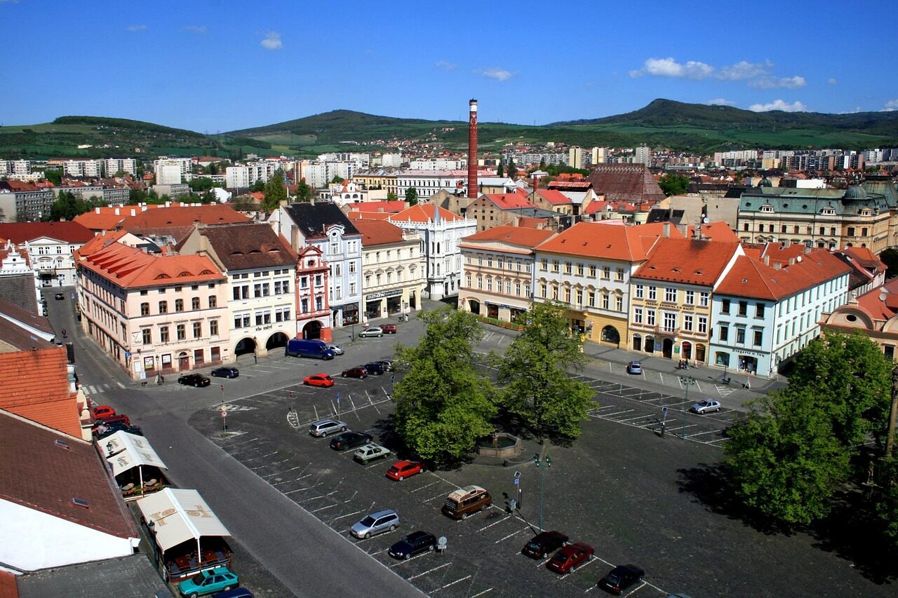 Mírové náměstí v Litoměřicích s renesančními domy a siluetou Českého středohoří v pozadí