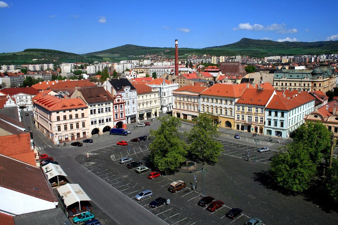 Malebné střechy a věže Litoměřic v úrodné labské rovině Zahrady Čech