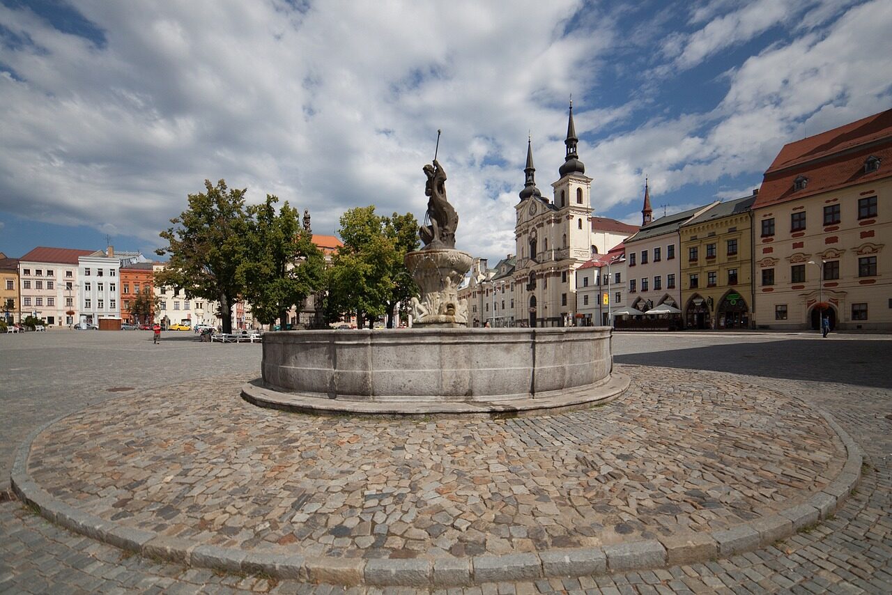 Rozlehlé Masarykovo náměstí v Jihlavě s barokním kostelem sv. Ignáce a kašnami