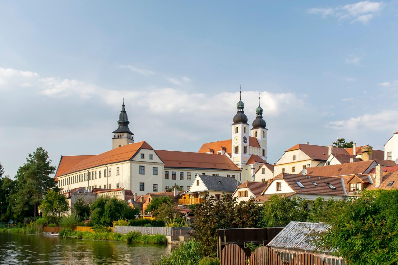 Pohádkové renesanční náměstí Zachariáše z Hradce v Telči se štítovými domy a podloubím
