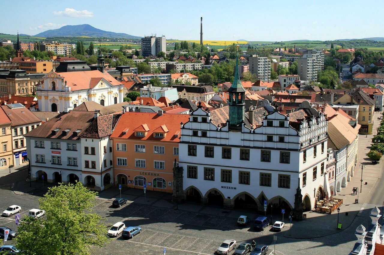 Pohled na historické centrum Litoměřic s kostelními věžemi a kopci v okolí