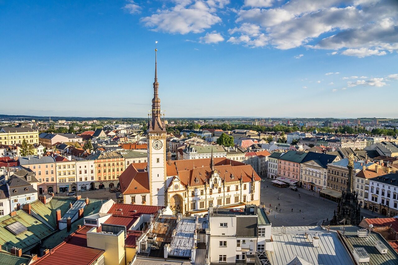 Goticko-renesanční radnice na Horním náměstí v Olomouci s proslulým orlojem a věží