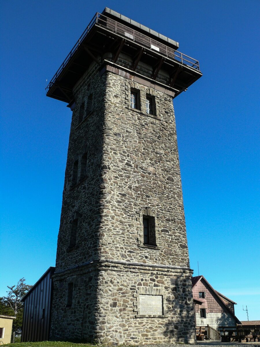 Kurzova kamenná rozhledna na nejvyšším vrcholu Českého lesa Čerchov (1042 m n. m.)