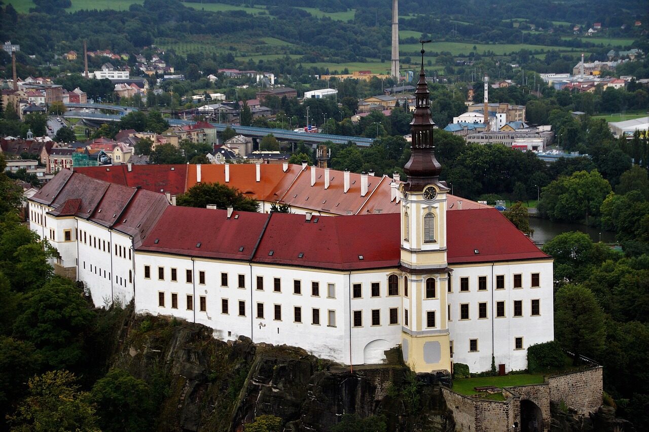Historický zámek Děčín tyčící se na skalním ostrohu nad soutokem Labe a Ploučnice