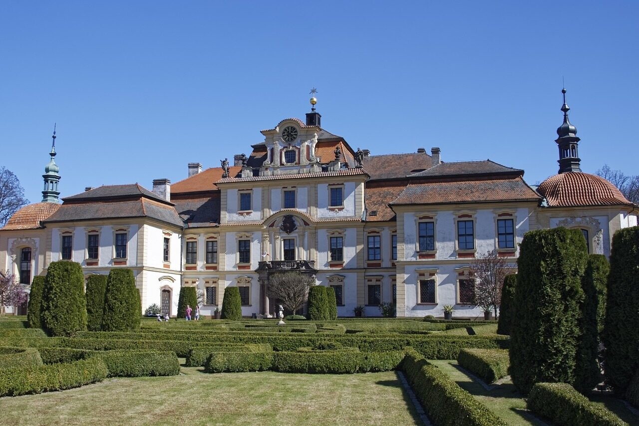 Barokní zámek Jemniště na Benešovsku s čestným nádvořím a parkem