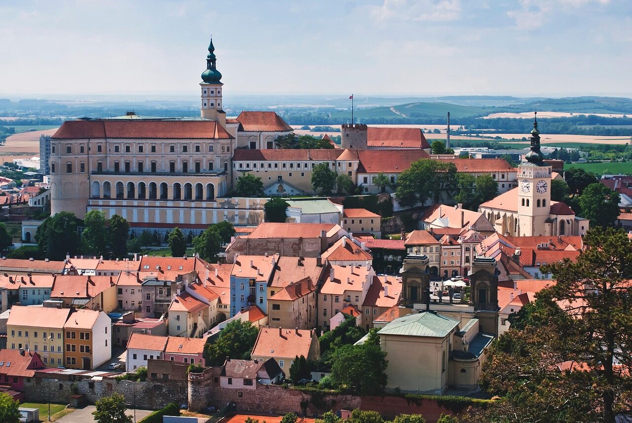 Zámek Mikulov tyčící se na skalním útesu nad historickým centrem města