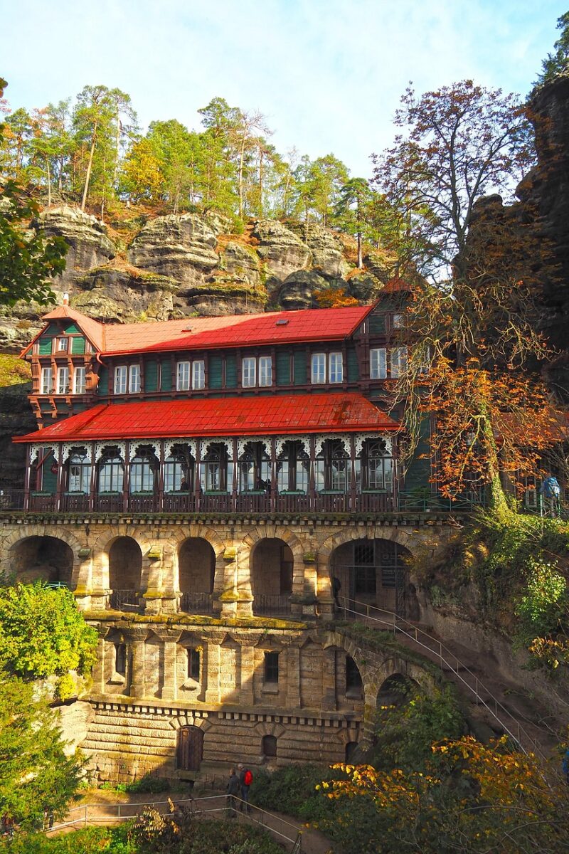 Historický výletní zámeček Sokolí hnízdo přímo pod klenbou Pravčické brány