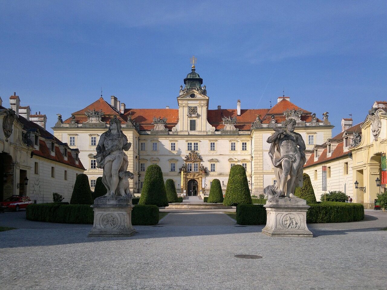 Monumentální barokní zámek Valtice, hlavní sídlo knížat z Lichtenštejna